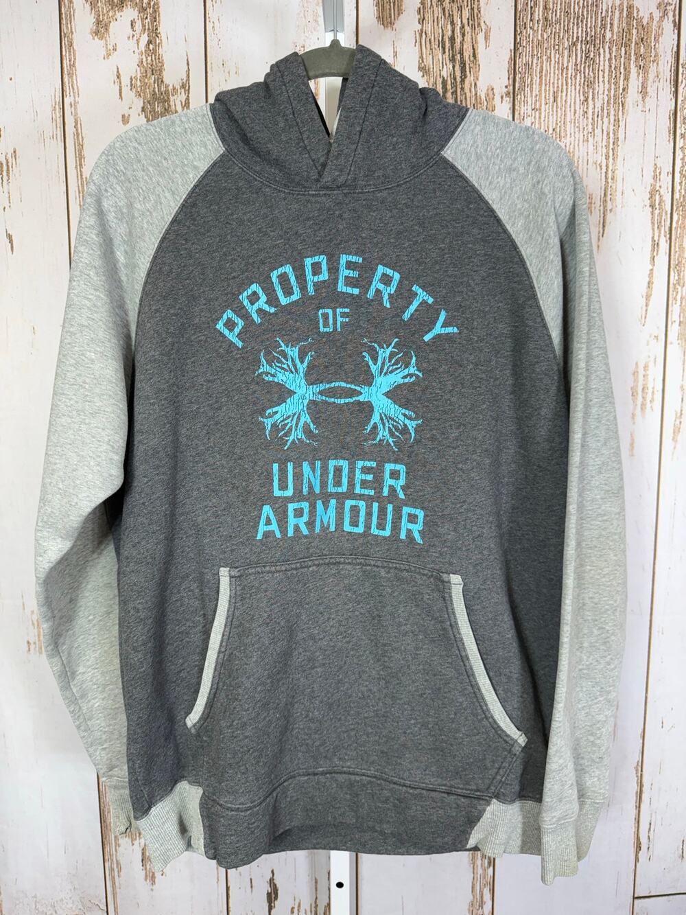 Under Armour, Grey Hoodie. Size Medium. Good used condition!